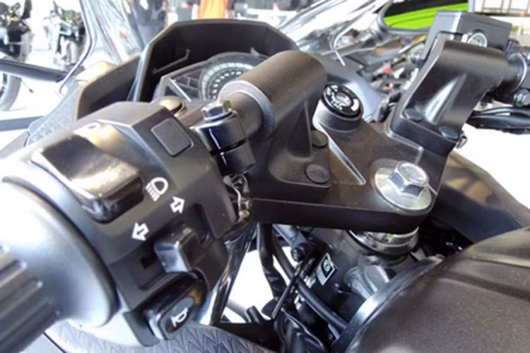 Hai bên tay lái của xe vẫn là các nút bấm thông dụng được trang bị như; đèn, còi, xi nhan, đèn báo, công tắc khởi động.