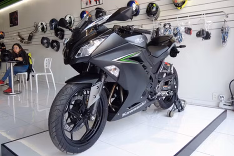 Kawasaki Ninja 300 ABS 2016 nhắm tới đối thủ trực tiếp là Yamaha YZF-R3 (giá 150 triệu đồng) và Honda CBR 300 cũng chuẩn bị về Việt Nam. So với đối thủ Yamaha và Honda, chiếc Sportbike của Kawasaki được trang bị công nghệ cao hơn là phanh ABS.