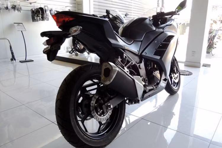 Theo nhà sản xuất Nhật Bản công bố, tốc độ tối đa của xe sẽ là 180,9 km/h, thời gian tăng tốc 0-100 km/h là 5,6 giây và đặc biệt là chỉ tiêu thụ khoảng 3,4 lít xăng/100 km. Đây là mức khá tiết kiệm so với một chiếc xe môtô thể thao 300 phân khối.