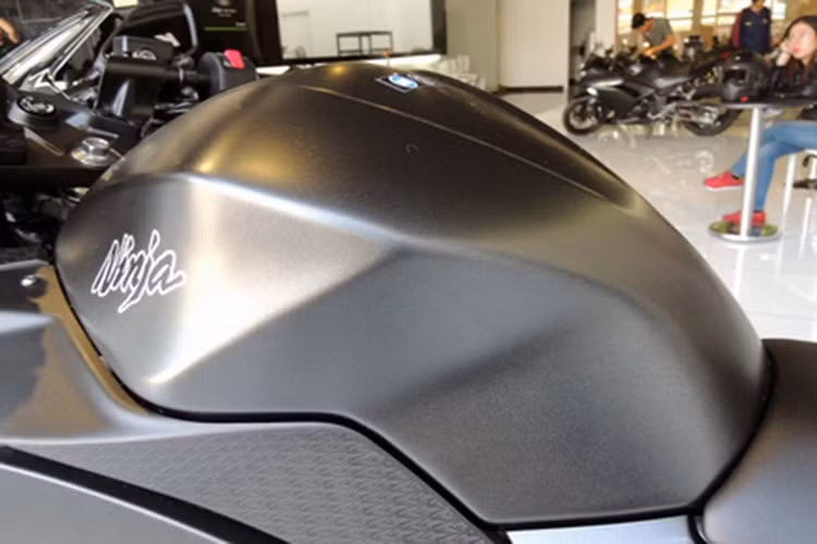 Bình xăng có dung tích 17 lít của xe với thiết kế mới không có quá nhiều chi tiết đi kèm ngoài màu sơn sần và logo Ninja.