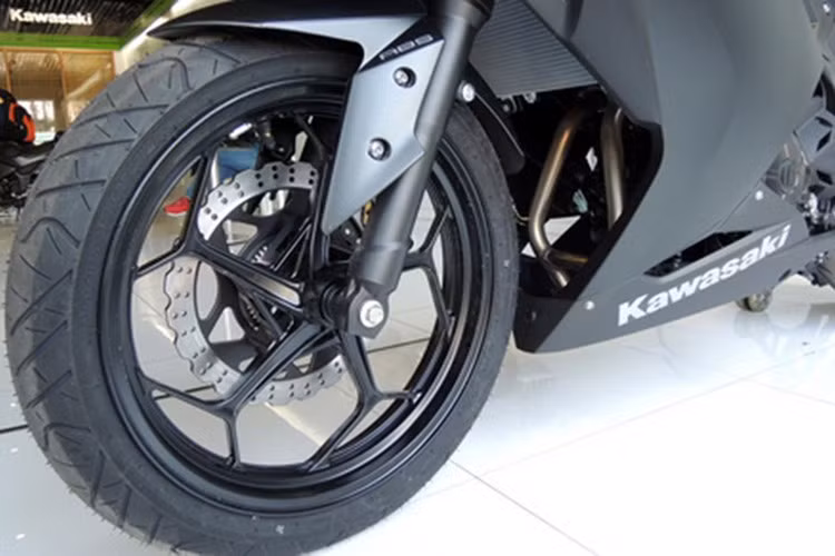 Phuộc trước là phuộc ống lồng hành trình 37 mm, không phải dạng up-side-down. Bộ mâm của Ninja 300 có thiết kế 5 cánh chữ Y, lốp trước có size 110/70/17. Phanh đơn, đường kính 290 mm phía trước trang bị ABS.