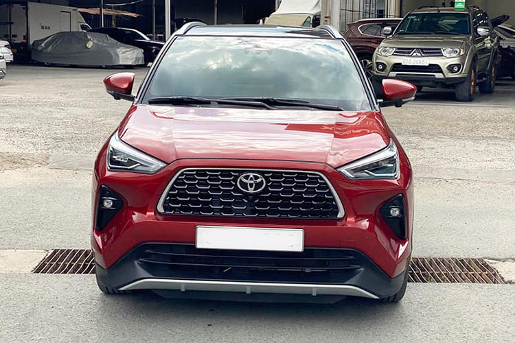 Được biết, ở thời điểm mua mới, giá bán của Toyota Yaris Cross 2023 bản HEV là 838 triệu đồng. Để có thể lăn bánh chiếc xe với biển tỉnh, người dùng sẽ phải bỏ ra khoản tiền 925 triệu đồng. Như vậy, người bán đã chấp nhận chịu lỗ 150 triệu đồng cho một chiếc Yaris Cross mới lăn bánh chưa đầy 1 năm.