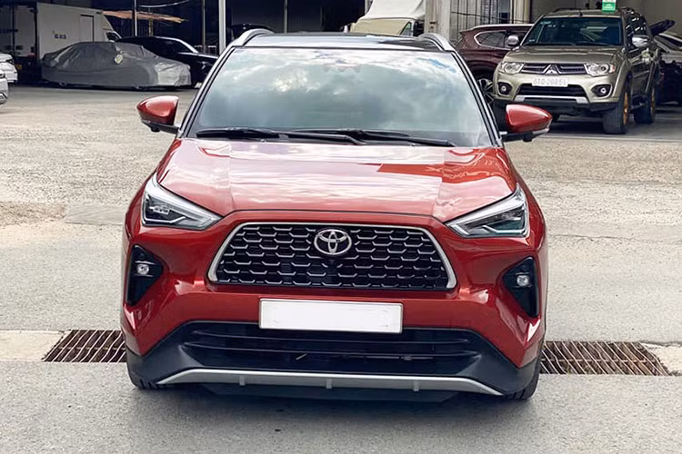 Được biết, ở thời điểm mua mới, giá bán của Toyota Yaris Cross 2023 bản HEV là 838 triệu đồng. Để có thể lăn bánh chiếc xe với biển tỉnh, người dùng sẽ phải bỏ ra khoản tiền 925 triệu đồng. Như vậy, người bán đã chấp nhận chịu lỗ 150 triệu đồng cho một chiếc Yaris Cross mới lăn bánh chưa đầy 1 năm.