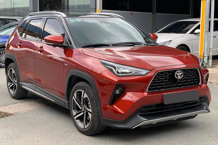 Toyota Yaris Cross 2023 tại Việt Nam ra mắt thị trường vào hồi tháng 9/2023, được định vị ở phân khúc SUV hạng B và đối đầu trực tiếp với các đối thủ cạnh tranh như KIA Seltos, Hyundai Creta, và Honda HR-V. Yaris Cross đánh dấu sự tham gia của Toyota trong phân khúc SUV cỡ B khi mà nhiều mẫu xe của hãng đã bắt đầu giảm sút vị thế trước đối thủ.