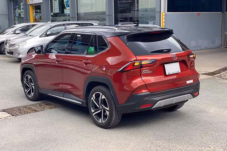 Bên cạnh đó, trên xe cũng có các trang bị an toàn tiêu chuẩn như hệ thống phanh ABS/EBD/BA, cân bằng điện tử, hỗ trợ khởi hành ngang dốc, kiểm soát lực kéo, cảm biến lùi trước/sau, cảm biến áp suất lốp và 6 túi khí...