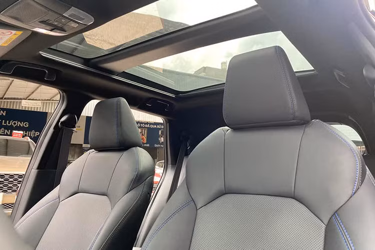 Hệ truyền động hybrid của Yaris Cross HEV 2023 bao gồm một máy xăng 1.5L (công suất 90 mã lực và mô-men xoắn 121 Nm) và một mô-tơ điện (công suất 79 mã lực và mô-men xoắn 141 Nm). Tổng công suất của xe đạt 110 mã lực, hộp số vô cấp eCVT và gói pin lithium-ion. Bản hybrid có mức tiêu thụ nhiên liệu trên đường hỗn hợp là 3,8 lít/100 km.