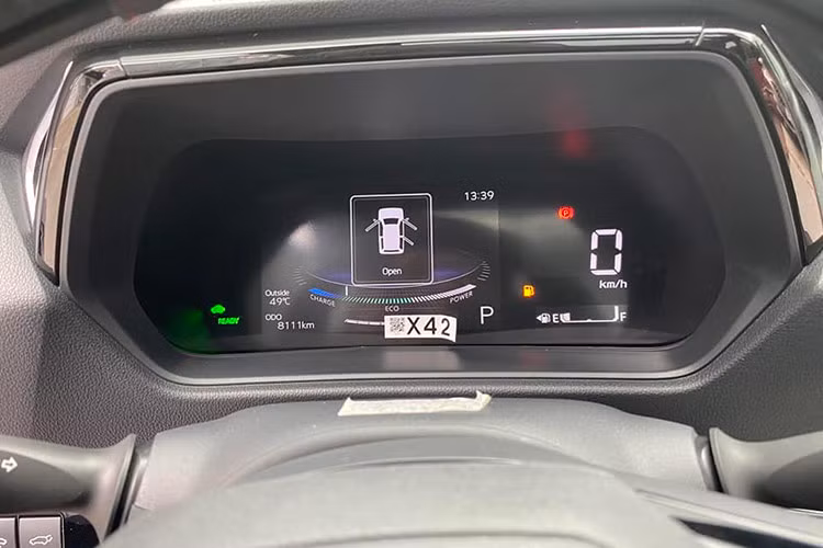 Những trang bị tiện nghi đáng chú ý có ghế lái chỉnh điện 8 hướng, bảng đồng hồ kỹ thuật số 7 inch, màn hình cảm ứng trung tâm 10,1 inch, hỗ trợ kết nối Apple CarPlay/Android Auto, sạc không dây, phanh tay điện tử, chức năng hỗ trợ giữ phanh tự động, hệ thống điều hòa tự động và cửa gió dành cho hàng ghế sau.