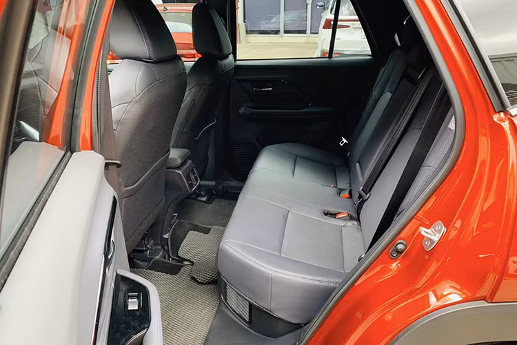 Xe được trang bị gói an toàn chủ động Toyota Safety Sense với nhiều tính năng tiên tiến như điều khiển hành trình thích ứng, đèn pha thích ứng, camera 360 độ, cảnh báo tiền va chạm, cảnh báo chệch làn và hỗ trợ giữ làn, cảnh báo phương tiện phía trước khởi hành, cảnh báo điểm mù, cảnh báo phương tiện cắt ngang phía sau.