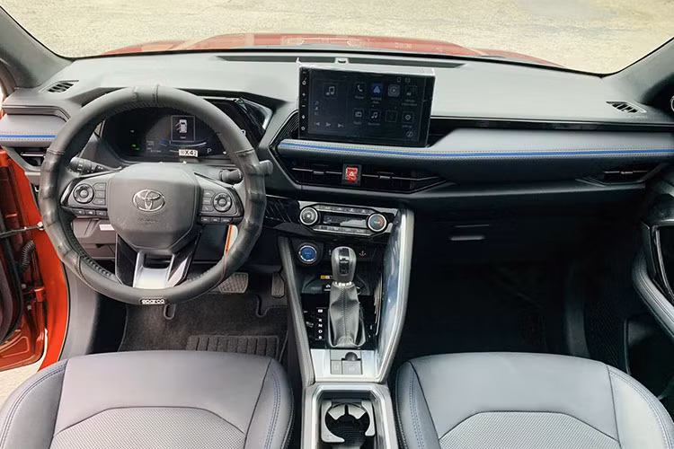 Được phát triển trên nền tảng khung gầm DNGA của Daihatsu, xe có thông số chiều dài x rộng x cao lần lượt là 4.310 x 1.770 x 1.655 (mm), chiều dài cơ sở đạt 2.620 mm, khoảng sáng gầm ở mức 210 mm. Bên trong khoang lái, Toyota Yaris Cross HEV 2023 sở hữu một không gian nội thất rộng rãi với thiết kế hướng về người lái.