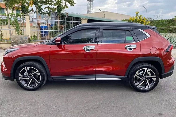 Về ngoại hình, nhìn chung Toyota Yaris Cross HEV 2023 tại Việt Nam có nhiều nét tương đồng với Corolla Cross thế hệ cũ. Xe được trang bị cụm đèn trước góc cạnh, với đèn pha và đèn sương mù đều sử dụng công nghệ LED.