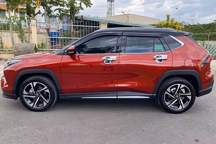 Về ngoại hình, nhìn chung Toyota Yaris Cross HEV 2023 tại Việt Nam có nhiều nét tương đồng với Corolla Cross thế hệ cũ. Xe được trang bị cụm đèn trước góc cạnh, với đèn pha và đèn sương mù đều sử dụng công nghệ LED.