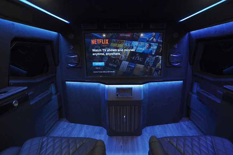 Trong trường hợp bị phục kích, gói trang bị mới còn bao gồm phần bảo vệ tách biệt dành cho cụm ắc quy của xe và mô đun điều khiển điện tử trung tâm, cũng như lốp chống đạn chạy phẳng mà có thể xử lý một tuyến đường off-road khi bạn chạy trốn.