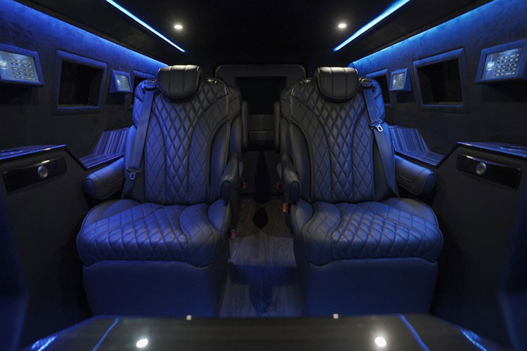 Bên dưới nắp capô là một khối động cơ dầu tăng áp V8 Power Stroke dung tích 6.7 lít, ghép cặp tới một hộp số tự động 10 cấp, sản sinh 330 mã lực và 750 lb-ft mô-men xoắn cực đại.