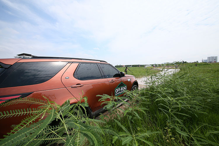 Bước sang phần trải nghiệm Dynamic, người lái sẽ được trải nghiệm 2 mẫu xe sang trọng và mạnh mẽ là Range Rover Sport và Range Rover Vogue 3.0. Với chiếc Sport mạnh mẽ, người chơi sẽ được thử thách tiến và lùi qua khúc cua vuông góc. Đây là bài tập giúp khách hàng trải nghiệm tăng thêm kỹ năng đánh lái và căn chỉnh thân xe tốt hơn dưới sự hỗ trợ của camera lùi và cảm biến.