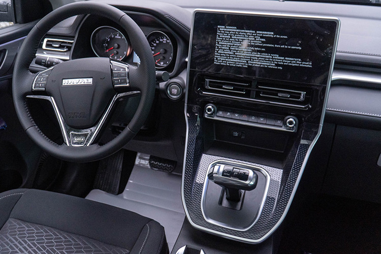 Bên trong xe, Haval M6 được trang bị nội thất 2 hàng ghế với 5 chỗ ngồi và màu tối chủ đạo. Ghế của xe chỉ được bọc nỉ với chỉ khâu màu tương phản. Vô lăng 3 chấu, tích hợp phím chức năng, bảng đồng hồ analog với màn hình đa thông tin ở giữa và màn hình thông tin giải trí đặt nổi trên mặt táp-lô. Nằm ngay bên dưới màn hình này là 2 cửa gió trung tâm và các phím cơ học để chỉnh điều hòa.