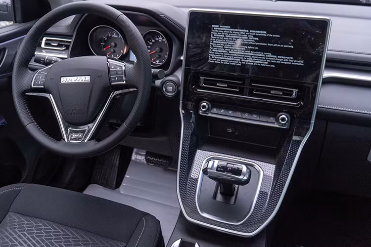 Bên trong xe, Haval M6 được trang bị nội thất 2 hàng ghế với 5 chỗ ngồi và màu tối chủ đạo. Ghế của xe chỉ được bọc nỉ với chỉ khâu màu tương phản. Vô lăng 3 chấu, tích hợp phím chức năng, bảng đồng hồ analog với màn hình đa thông tin ở giữa và màn hình thông tin giải trí đặt nổi trên mặt táp-lô. Nằm ngay bên dưới màn hình này là 2 cửa gió trung tâm và các phím cơ học để chỉnh điều hòa.