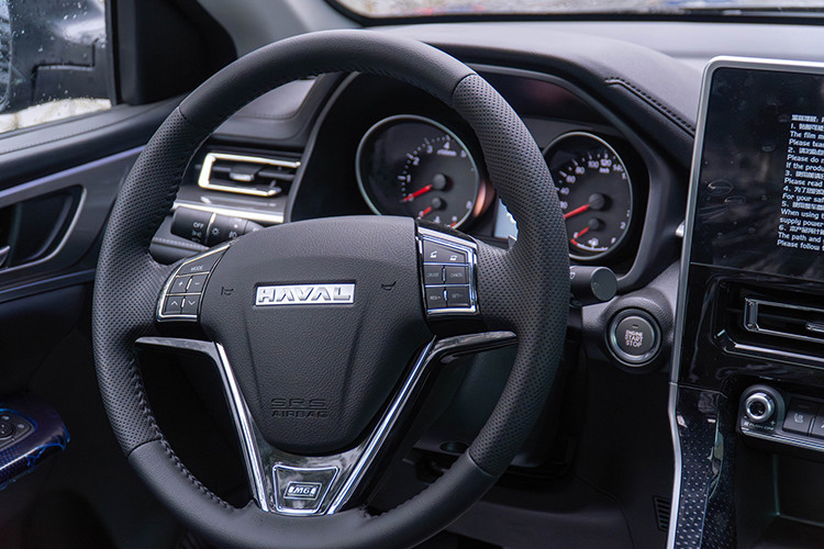 Hiện trang bị cụ thể của Haval M6 tại thị trường Việt Nam chưa được công bố. Trong khi đó, tại thị trường quốc tế, xe sở hữu màn hình thông tin giải trí 10,25 inch, hỗ trợ kết nối Apple Carplay/Android Auto, hệ thống âm thanh 4 loa, kết nối Bluetooth/FM/AM/Radio...