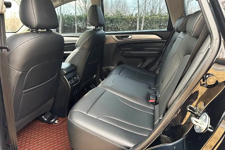 Ngoài ra còn có cảm biến hỗ trợ đỗ xe, camera lùi, 6 túi khí, cảnh báo áp suất lốp, hệ thống chống bó cứng phanh ABS, phân phối lực phanh điện tử và trợ lực phanh. Xe không có các tính năng an toàn chủ động ADAS. Điều này cũng không có gì bất ngờ vì Haval M6 vốn là xe giá rẻ.