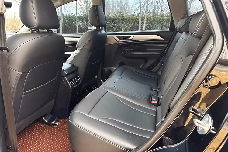 Ngoài ra còn có cảm biến hỗ trợ đỗ xe, camera lùi, 6 túi khí, cảnh báo áp suất lốp, hệ thống chống bó cứng phanh ABS, phân phối lực phanh điện tử và trợ lực phanh. Xe không có các tính năng an toàn chủ động ADAS. Điều này cũng không có gì bất ngờ vì Haval M6 vốn là xe giá rẻ.