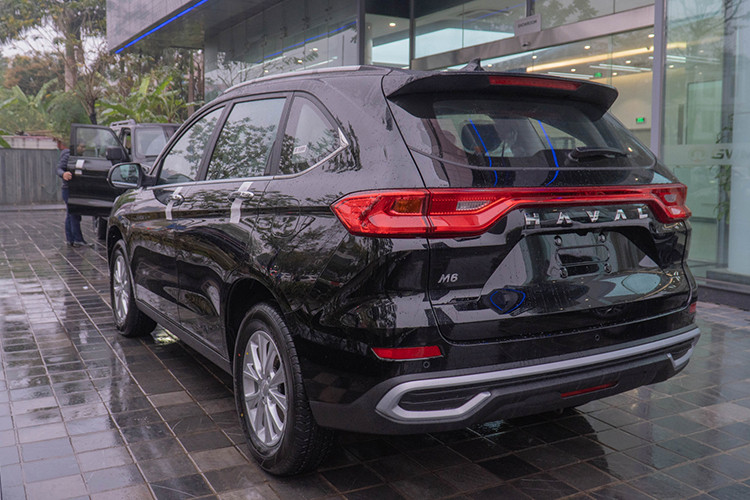 Trong số 4 mẫu xe kể trên, Haval M6 là xe SUV rẻ nhất. Theo thông tin rò rỉ, mẫu xe này có giá ưu đãi dành cho lô đầu là 594 triệu đồng. 3 mẫu xe còn lại của GWM đều có giá đồn đại hơn 1 tỷ đồng. Qua hình ảnh do đại lý tung ra, có thể thấy Haval M6 tại Việt Nam thuộc thế hệ thứ hai, ra mắt vào năm 2021.