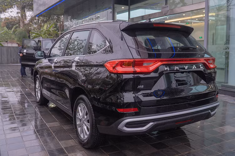 Trong số 4 mẫu xe kể trên, Haval M6 là xe SUV rẻ nhất. Theo thông tin rò rỉ, mẫu xe này có giá ưu đãi dành cho lô đầu là 594 triệu đồng. 3 mẫu xe còn lại của GWM đều có giá đồn đại hơn 1 tỷ đồng. Qua hình ảnh do đại lý tung ra, có thể thấy Haval M6 tại Việt Nam thuộc thế hệ thứ hai, ra mắt vào năm 2021.