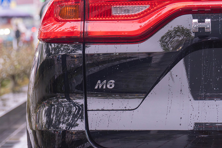 Được định vị trong phân khúc SUV cỡ C, mẫu xe này sở hữu kích thước dài x rộng x cao lần lượt 4.664 x 1.830 x 1.729 mm và chiều dài cơ sở 2.680 mm. So với các đối thủ cùng phân khúc như Mazda CX-5, Honda CR-V hay Hyundai Tucson, Haval M6 có chiều dài cơ sở ngắn hơn đáng kể.