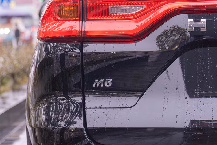 Được định vị trong phân khúc SUV cỡ C, mẫu xe này sở hữu kích thước dài x rộng x cao lần lượt 4.664 x 1.830 x 1.729 mm và chiều dài cơ sở 2.680 mm. So với các đối thủ cùng phân khúc như Mazda CX-5, Honda CR-V hay Hyundai Tucson, Haval M6 có chiều dài cơ sở ngắn hơn đáng kể.