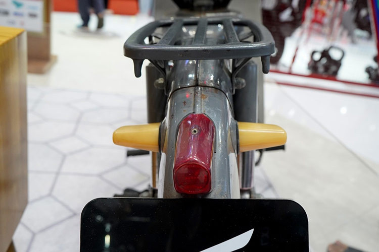 Phía sau xe, những chiếc Honda Super Cub đời đầu có thêm baga bằng kim loại, cho phép người dùng chở hàng hoặc lắp yên phụ để chở người. Đèn hậu sử dụng bóng sợi đốt và đèn báo rẽ phía sau ốp nhựa.
