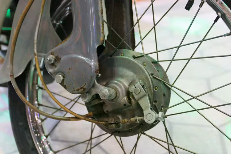 Super Cub C100 được trang bị động cơ OHV (Overhead Valve), 50 phân khối, 4 thì xi-lanh đơn, kết hợp với hộp số tự động 3 cấp cho công suất khoảng 4,5 mã lực. Đây là lựa chọn đột phá của Honda khi công ty quyết định sử dụng động cơ 4 thì thay vì 2 thì.