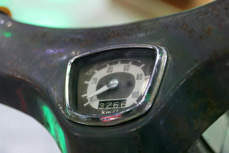 Honda Super Cub đời đầu ra mắt lần đầu vào năm 1958 với tên gọi viết tắt "CUB", nghĩa là "Cheap Urban Bike" (xe giá rẻ đô thị). Đội ngũ thiết kế đã hiện thực hóa mục tiêu mà lãnh đạo Honda đặt ra: tạo ra một phương tiện thực dụng, phù hợp với cả nam và nữ, dễ lái và tiết kiệm chi phí.=