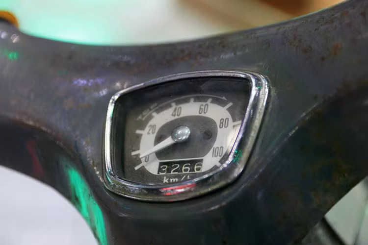 Honda Super Cub đời đầu ra mắt lần đầu vào năm 1958 với tên gọi viết tắt "CUB", nghĩa là "Cheap Urban Bike" (xe giá rẻ đô thị). Đội ngũ thiết kế đã hiện thực hóa mục tiêu mà lãnh đạo Honda đặt ra: tạo ra một phương tiện thực dụng, phù hợp với cả nam và nữ, dễ lái và tiết kiệm chi phí.=