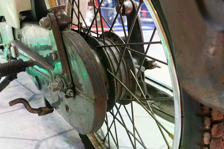 Theo ông Akira Akima, kỹ sư thiết kế hộp số của Super Cub, lựa chọn động cơ 4 thì dù đắt đỏ nhưng giúp xe có mức phát thải sạch hơn, vận hành yên tĩnh và độ bền cao, phù hợp với mục tiêu "đại chúng hóa". Sau này, Honda tiếp tục cải tiến động cơ để tăng công suất và đáp ứng tiêu chuẩn khí thải, từ đó ra đời các phiên bản 90, 110 và 125 phân khối,...