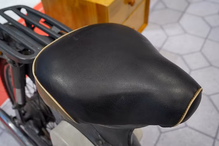 Chiếc xe máy Honda Super Cub thế hệ đầu tiên sở hữu thiết kế đơn giản nhưng không kém phần thanh lịch. Đèn pha tròn được trang bị bóng halogen, kết hợp với cặp đèn xi-nhan ốp nhựa truyền thống ở hai bên. Xe có kiểu yên tam giác và chắn bùn lớn phía trước bằng nhựa polyethylene.