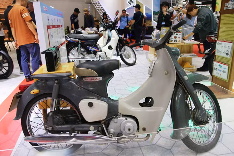 Ý tưởng về Honda Super Cub huyền thoại hình thành vào năm 1956 khi hai nhà sáng lập của Honda là Soichiro Honda và Takeo Fujisawa có chuyến đi thực tế đến các nước châu Âu để tìm kiếm ý tưởng mới. Tại đây, họ bắt gặp những mẫu xe đạp máy Kreidler và những chiếc scooter của Lambretta trên nhiều con phố.