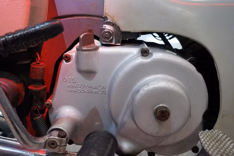 Honda Super Cub khá phổ biến tại Việt Nam, cụ thể là cho đến năm 2024 này, vẫn còn nhiều chiếc Super Cub tuổi đời hàng chục năm hoạt động trên đường phố hay vận chuyển hàng hóa... Đối với nhiều người, Super Cub là kỷ vật gắn liền với thời gian, một số khác lại đam mê sưu tầm phiên bản nguyên bản của xe với giá trị có thể lên đến hàng trăm triệu đồng.