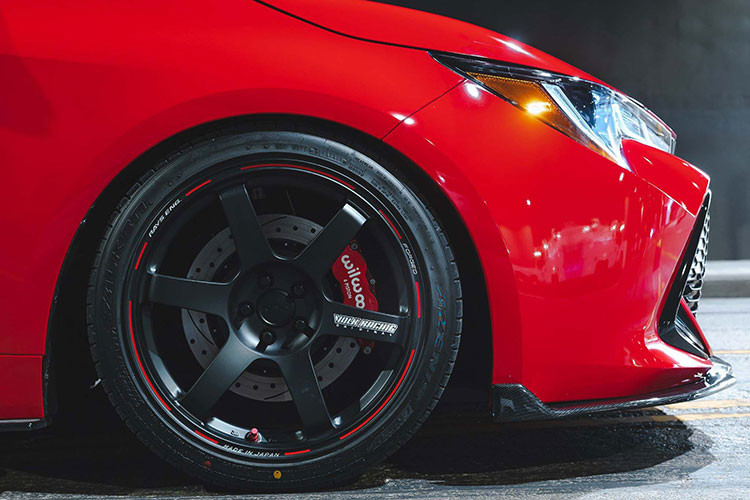 Động cơ của mẫu xe Corolla nhà Toyota chỉ được can thiệp bộ intake HPS Performance Products và hệ thống ống xả của A’PEXi. Các chi tiết khác như lò xo phuộc RS-R, dây ai toàn Corbeau Sportline RRS, pedal Razo, hệ thống giải trí Pioneer cũng được trang bị.