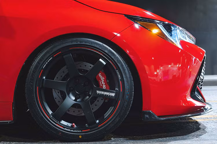 Động cơ của mẫu xe Corolla nhà Toyota chỉ được can thiệp bộ intake HPS Performance Products và hệ thống ống xả của A’PEXi. Các chi tiết khác như lò xo phuộc RS-R, dây ai toàn Corbeau Sportline RRS, pedal Razo, hệ thống giải trí Pioneer cũng được trang bị.