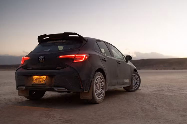 Động cơ cũng có sự xuất hiện của cụm intake HPS Performance, lọc gió AEM, hệ thống ống xả Ark Performance. Nội thất xe được trang bị ghế và dây an toàn NRG FRP 310.