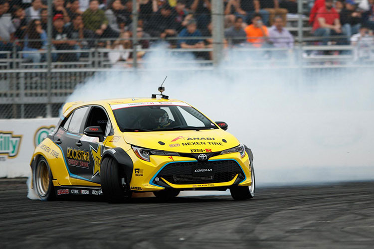 Cuối cùng phải kể đến một chiếc Toyota Corolla hiệu suất cao. Papadakis Racing đã “build” một chiếc Corolla để cạnh tranh trong hệ thống giải Formula DRIFT Pro. Xe sử dụng mâm Motegi Racing MR133 và lốp Nexen N’Fera SUR4G. Dàn áo, body kit cũng được thiết kế từ sự hợp tác của Papadakis Racing và Jon Sibal cũng như TRD.