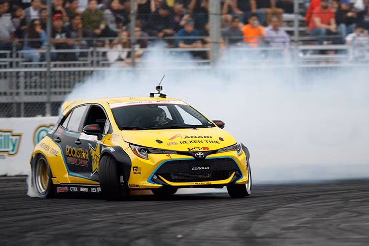 Cuối cùng phải kể đến một chiếc Toyota Corolla hiệu suất cao. Papadakis Racing đã “build” một chiếc Corolla để cạnh tranh trong hệ thống giải Formula DRIFT Pro. Xe sử dụng mâm Motegi Racing MR133 và lốp Nexen N’Fera SUR4G. Dàn áo, body kit cũng được thiết kế từ sự hợp tác của Papadakis Racing và Jon Sibal cũng như TRD.