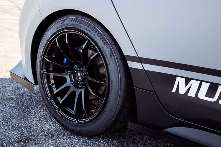 Bên hông xe có sự xuất hiện của bộ mâm 17 inch Rays Gram Light Model 57 Extreme, lốp Bridgestone RE-71R.