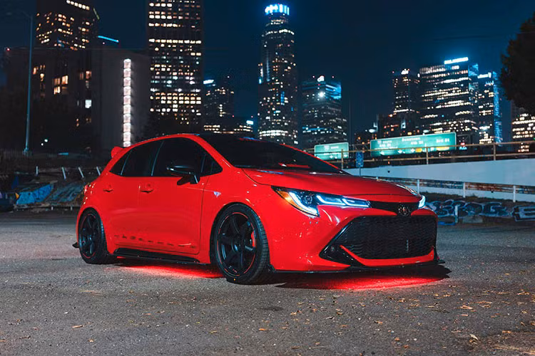 Phủ bên ngoài chiếc Corolla này là lớp film nổi tiếng Avery Dennison màu đỏ từng được wrap trên chiếc F458 Liberty Walk tại Việt Nam. Cụm body kit bao gồm lip trước-sau, 2 ốp lườn phủ carbon của Auto Tuned.