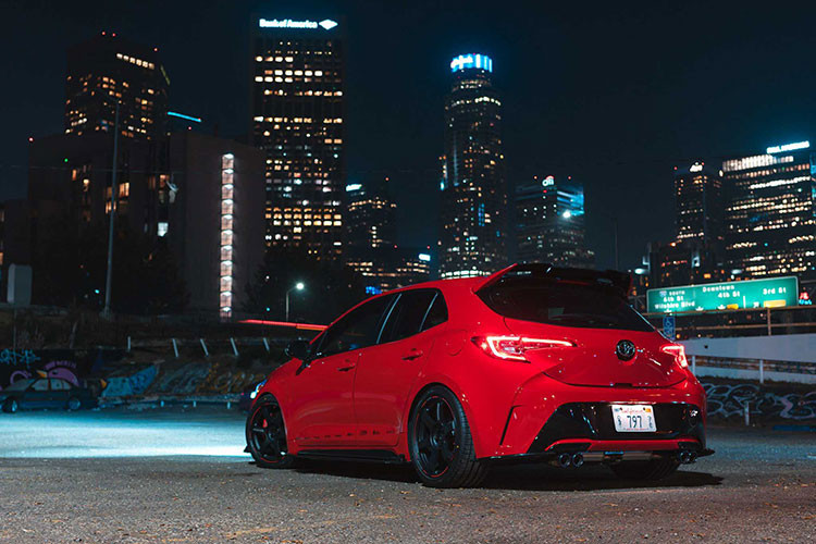 Tiếp đến là bộ mâm 5 chấu đơn 17 inch Volk Racing TE37 Saga đi cùng lốp Falken FK510. Phía trong bộ mâm là Spacer và tắc kê của KYO-EI KICS, phanh Wilwood Superlite.