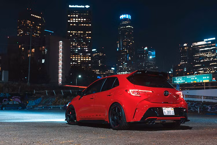 Tiếp đến là bộ mâm 5 chấu đơn 17 inch Volk Racing TE37 Saga đi cùng lốp Falken FK510. Phía trong bộ mâm là Spacer và tắc kê của KYO-EI KICS, phanh Wilwood Superlite.