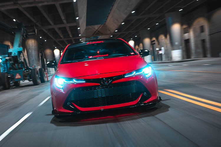 Bản độ xe Toyota Corolla hatchback đầu tiên chính là chiếc Super Street Corolla, đây là tác phẩm hợp tác giữa Toyota và Super Street Network. Ý tưởng là tạo nên một bản độ có hơi hướng giống như các mẫu xe bên Nhật từng được trưng bày tại Tokyo Auto Salon.