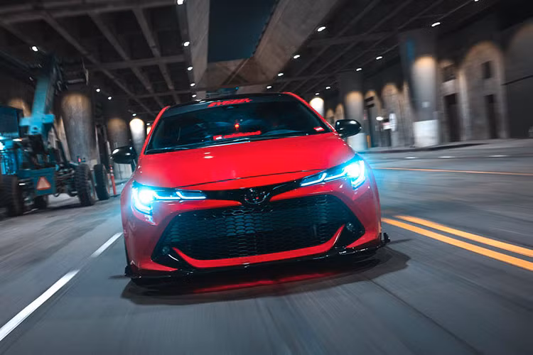 Bản độ xe Toyota Corolla hatchback đầu tiên chính là chiếc Super Street Corolla, đây là tác phẩm hợp tác giữa Toyota và Super Street Network. Ý tưởng là tạo nên một bản độ có hơi hướng giống như các mẫu xe bên Nhật từng được trưng bày tại Tokyo Auto Salon.