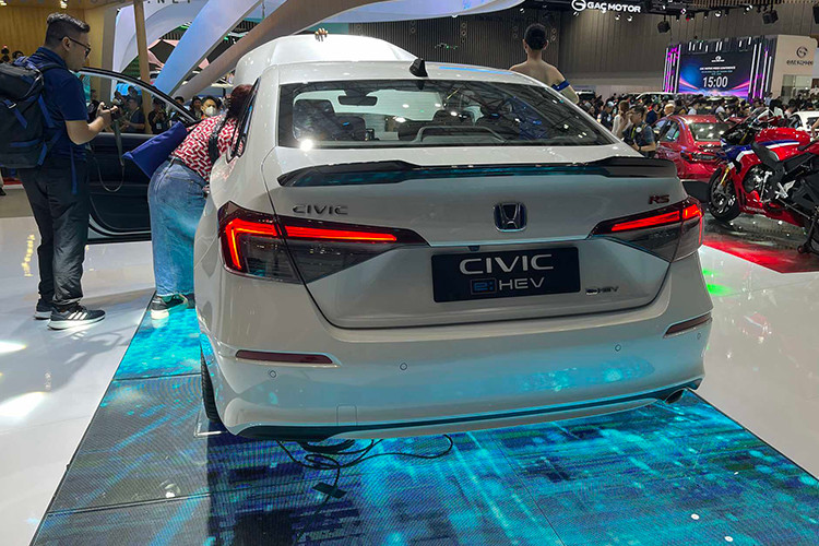 Đặc biệt, Civic mới (RS, e:HEV RS) được trang bị bộ mâm xe 18 inch với thiết kế đa chấu mạnh mẽ, giúp nâng tầm thiết kế thể thao và tối ưu khả năng bám đường khi lái. Đây chính là sự kết hợp hoàn hảo giữa thẩm mỹ và hiệu năng mà Honda hướng đến.