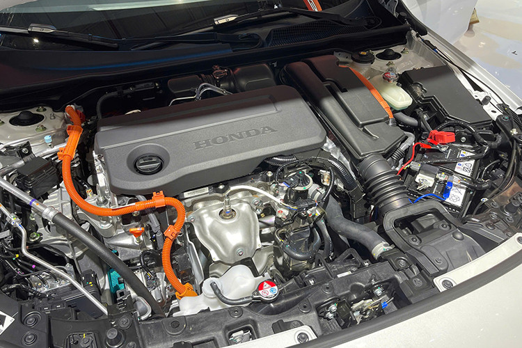 Nằm bên dưới nắp ca-pô của Honda Civic 2025 tại Việt Nam là 2 tùy chọn động cơ. Đầu tiên là máy xăng 4 xi-lanh, tăng áp, dung tích 1.5L dành cho 2 phiên bản G và RS như cũ. Động cơ này cho công suất tối đa 176 mã lực ở vòng tua 6.000 vòng/phút và mô-men xoắn cực đại 240 Nm tại dải vòng tua 1.700 - 4.500 vòng/phút. Sức mạnh được truyền tới cầu trước thông qua hộp số tự động biến thiên vô cấp CVT.