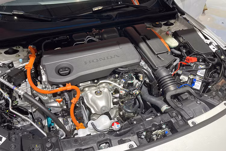 Nằm bên dưới nắp ca-pô của Honda Civic 2025 tại Việt Nam là 2 tùy chọn động cơ. Đầu tiên là máy xăng 4 xi-lanh, tăng áp, dung tích 1.5L dành cho 2 phiên bản G và RS như cũ. Động cơ này cho công suất tối đa 176 mã lực ở vòng tua 6.000 vòng/phút và mô-men xoắn cực đại 240 Nm tại dải vòng tua 1.700 - 4.500 vòng/phút. Sức mạnh được truyền tới cầu trước thông qua hộp số tự động biến thiên vô cấp CVT.
