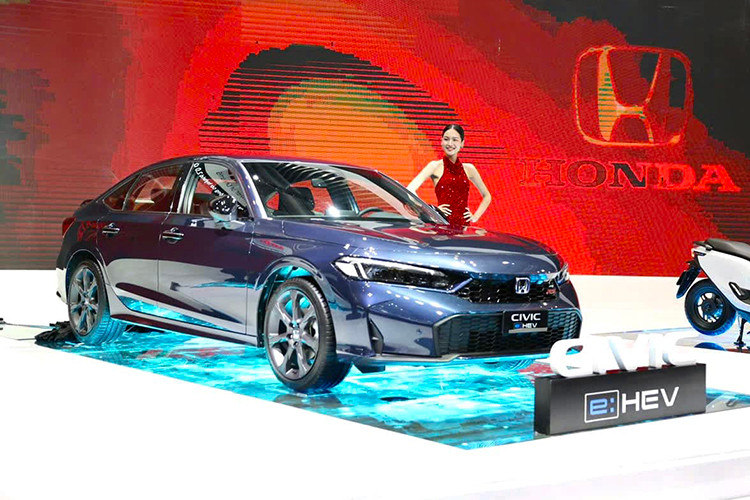 Đồng thời, xe còn có các tính năng an toàn khác như 8 cảm biến va chạm mới và 6 túi khí trên tất cả các phiên bản. Hệ thống quan sát làn đường Honda LaneWatch chỉ dành cho hai phiên bản RS và e:HEV RS. Honda Civic mới được nhập khẩu nguyên chiếc từ Thái Lan và chính thức có mặt tại hệ thống đại lý trên toàn quốc từ ngày 28/10/2024.